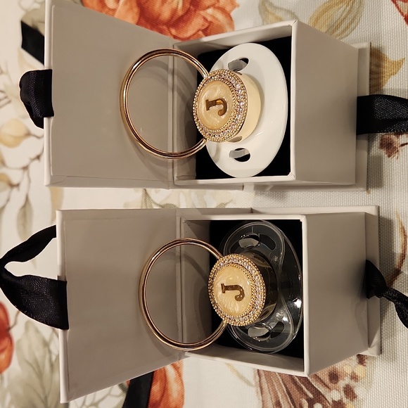 Liore'e Pearl w/Initial Pacifier - Picture 6 of 9